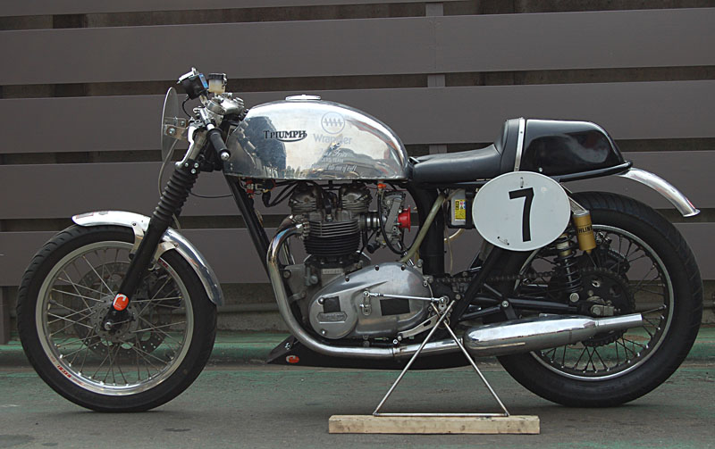 トライアンフT140レーサー